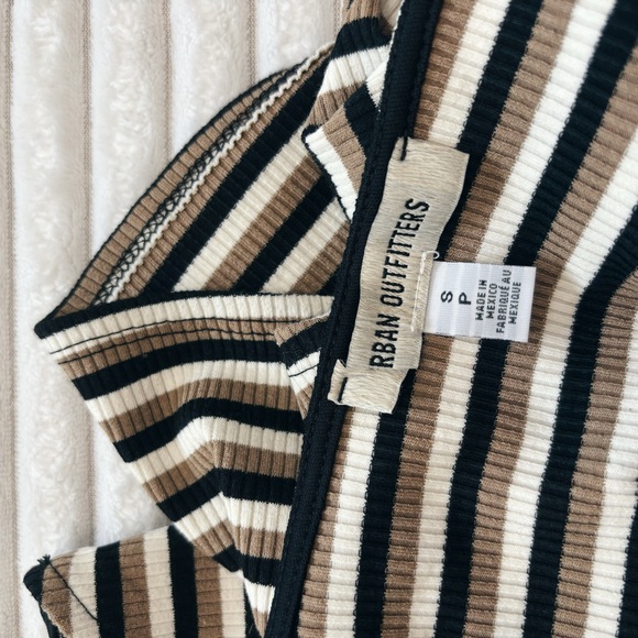 Open back Urban Outfitters T-shirt- Small - Picture 3 of 3